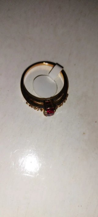 Anillo Oro Rosa con Piedra Roja Ovalada