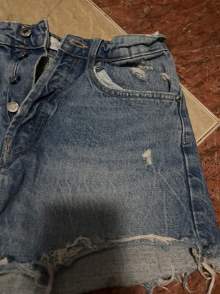 Pantalón corto vaquero desgastado