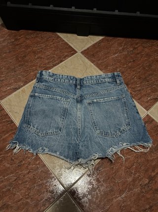 Pantalón corto vaquero desgastado