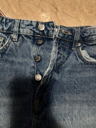 Pantalón corto vaquero desgastado
