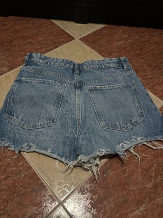 Pantalón corto vaquero desgastado