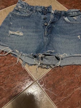 Pantalón corto vaquero desgastado