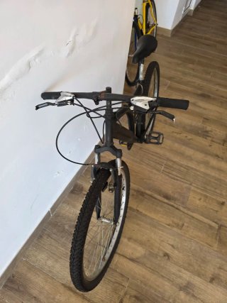 Bicicleta de montaña negra