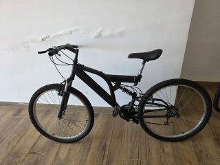 Bicicleta de montaña negra