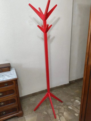 Perchero de pie rojo