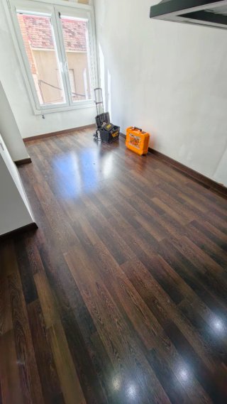 Tarima flotante madera oscura