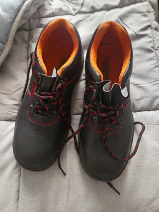 Zapatos de seguridad negros y rojos