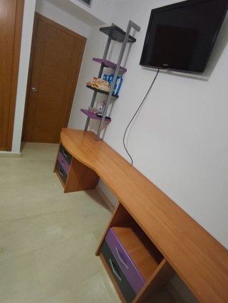 Escritorio madera con cajoneras y estanterías