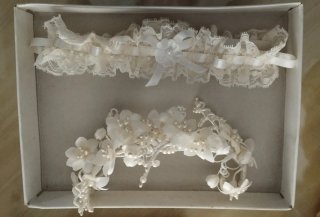 Tocado y liga novia blanco