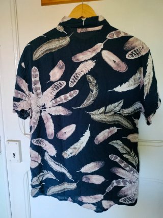 Camisa estampada de plumas