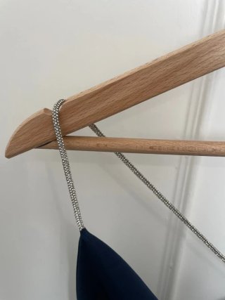 Abito in raso blu con catenelle argento