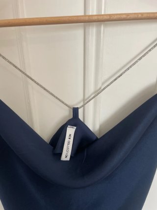 Abito in raso blu con catenelle argento