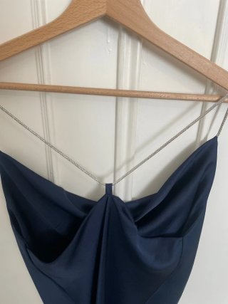 Abito in raso blu con catenelle argento