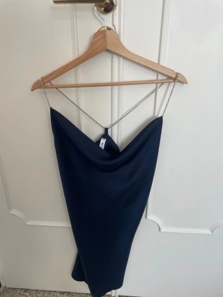 Abito in raso blu con catenelle argento