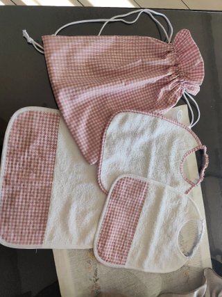 Set bavaglini e sacca quadretti rosa