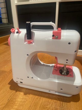 Máquina de coser infantil con accesorios