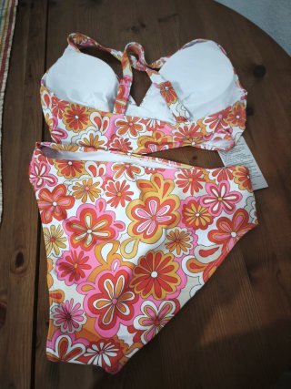 Elegante bikini floral temporada 2026.