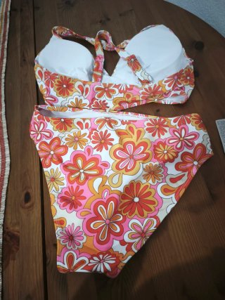 Elegante bikini floral temporada 2026.