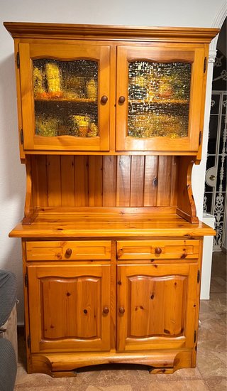 Alacena de madera con puertas de cristal