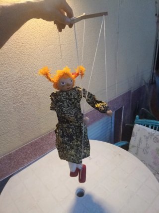 Marioneta de madera y tela