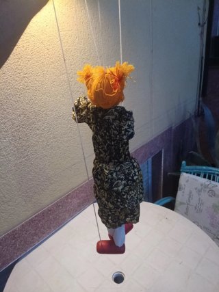 Marioneta de madera y tela