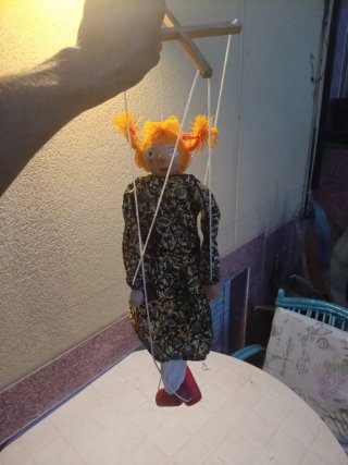 Marioneta de madera y tela