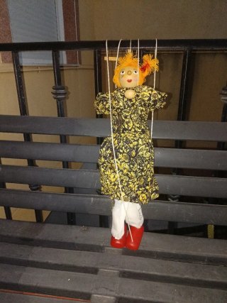 Marioneta de madera y tela