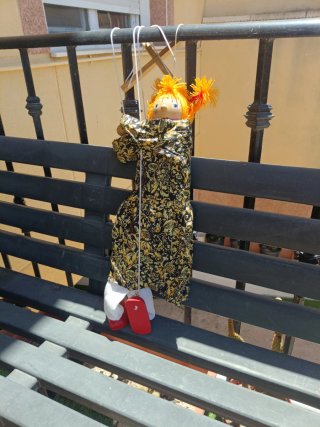 Marioneta de madera y tela