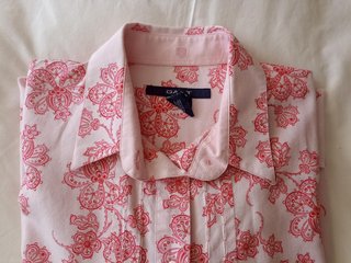 Camisa Gant floral rosa y roja