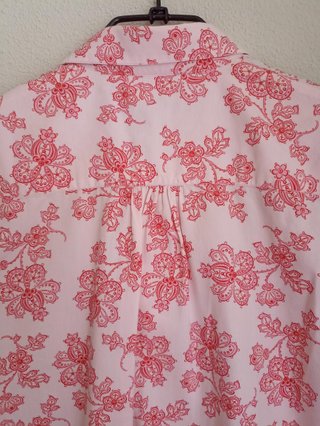 Camisa Gant floral rosa y roja
