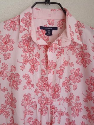 Camisa Gant floral rosa y roja