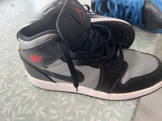 2 pares.Zapatillas Jordan Piel Talla 40
