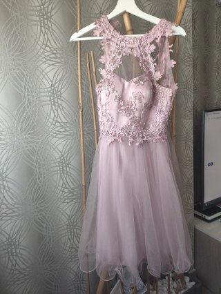 Vestido rosa corto encaje, un uso