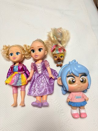 Lote  de 3 muñecas y figura de perr
