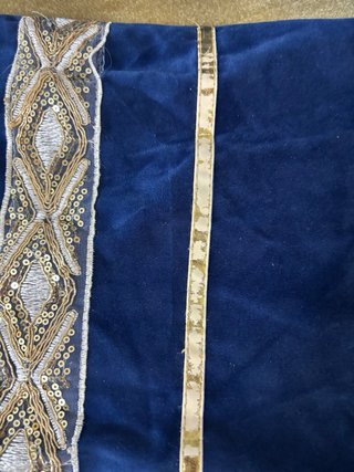 Cojines azules con detalles dorados