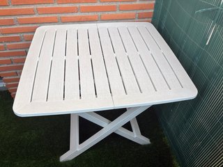 Sillas de plástico apilables blancas