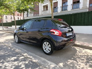 Peugeot 208 1.2i 82cv