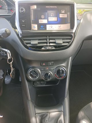 Peugeot 208 1.2i 82cv