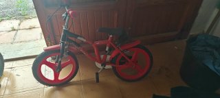 Bicicleta infantil roja y negra