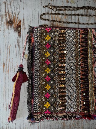 Bolso de mano bordado
