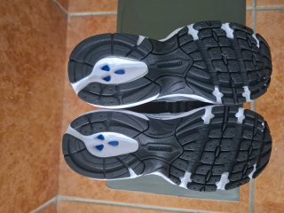 New Balance 740 Plata y Blanco