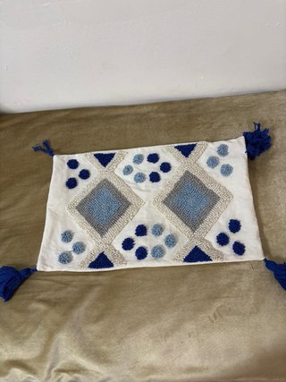 Cojín blanco y azul