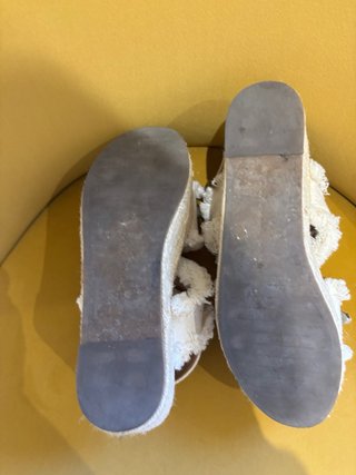 Cuñas Zara pedrería beige y plata