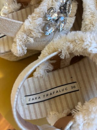 Cuñas Zara pedrería beige y plata