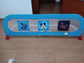 Barrera de cama infantil azul con dibujos