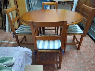 Estantería modular oscura con cajones