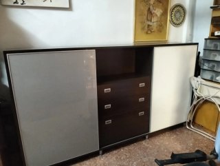 Estantería modular oscura con cajones