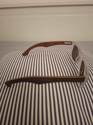 Occhiali da sole con aste in legno