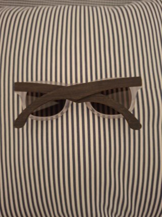 Occhiali da sole con aste in legno