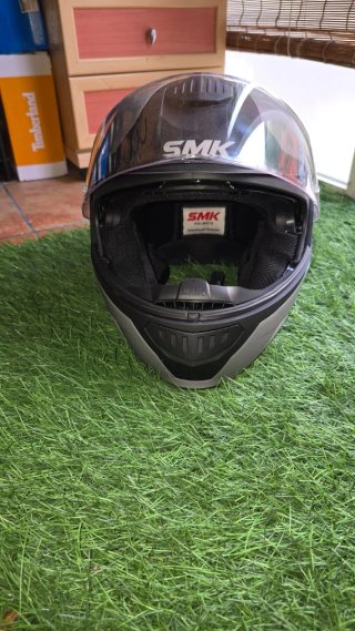 Casco de moto gris